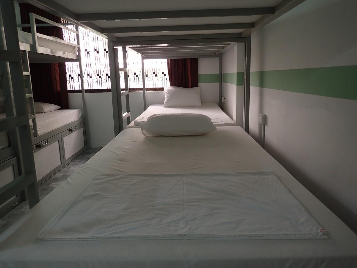 Lazy Gecko Guesthouse Phnom Penh Exterior photo